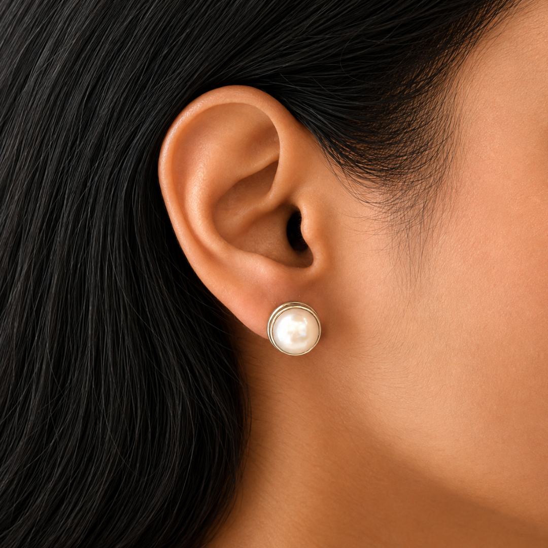 Classic Earrings in White Pearl