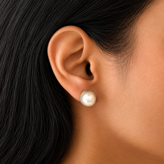 Classic Earrings in White Pearl