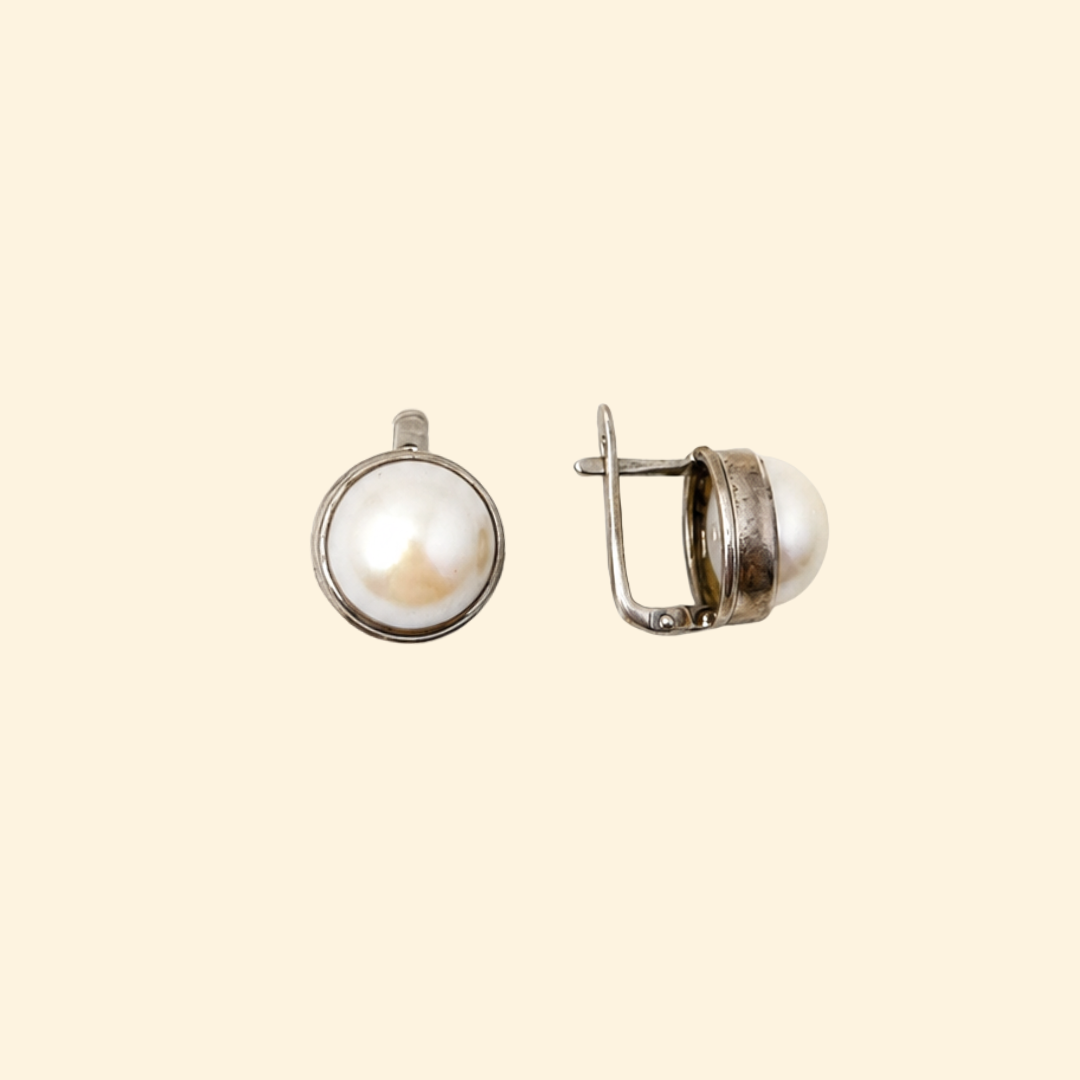 Classic Earrings in White Pearl