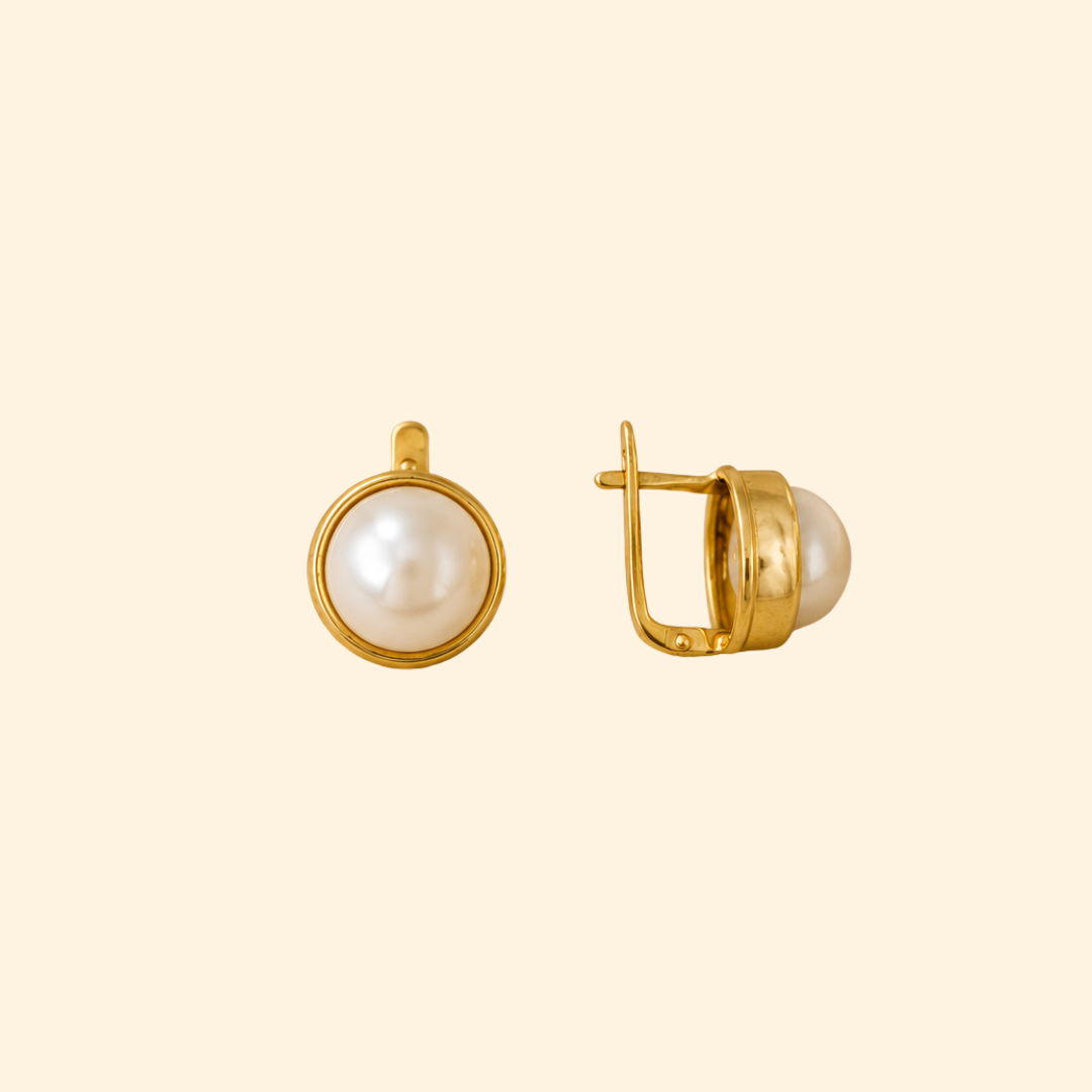 Classic Earrings in White Pearl